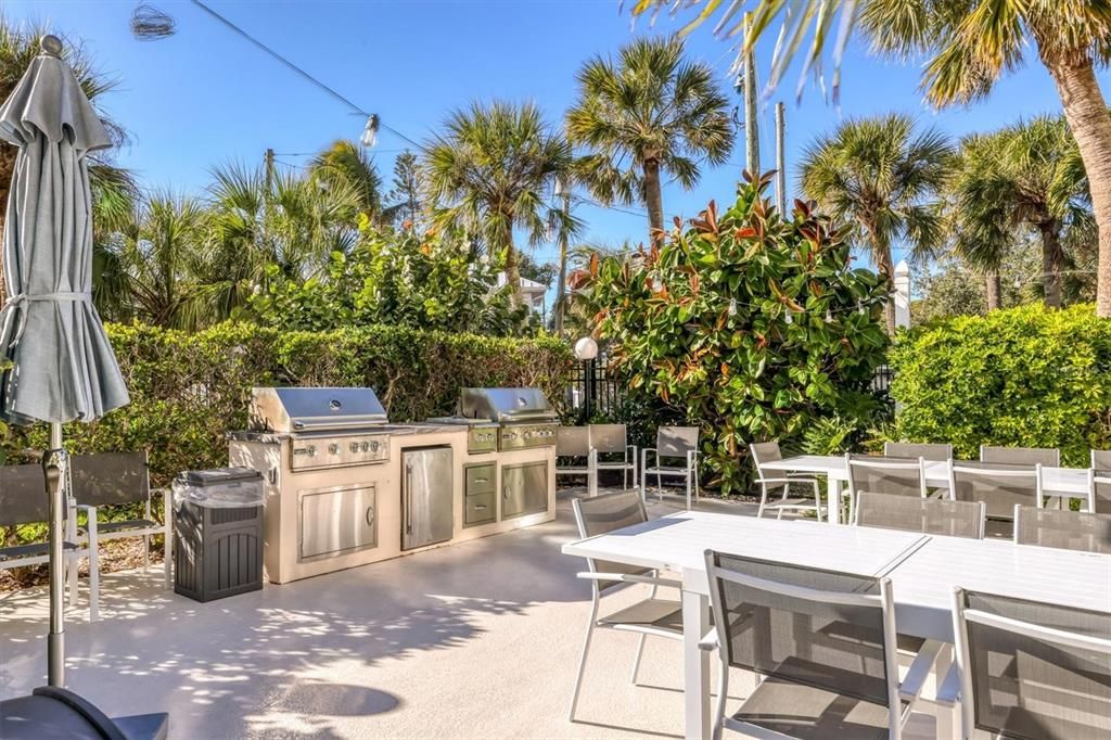 Active With Contract: $1,090,000 (2 beds, 2 baths, 1372 Square Feet)