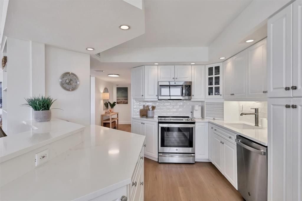 Active With Contract: $1,090,000 (2 beds, 2 baths, 1372 Square Feet)