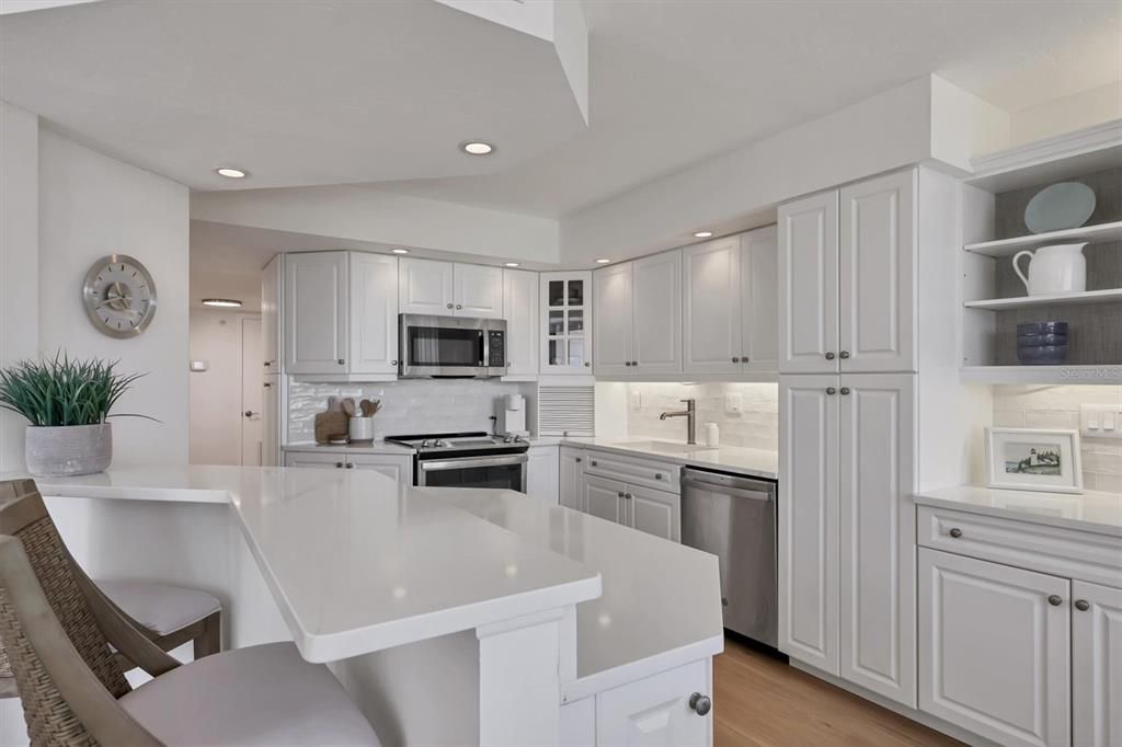 Active With Contract: $1,090,000 (2 beds, 2 baths, 1372 Square Feet)