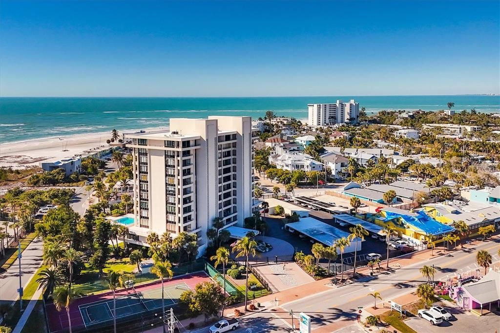 Active With Contract: $1,090,000 (2 beds, 2 baths, 1372 Square Feet)