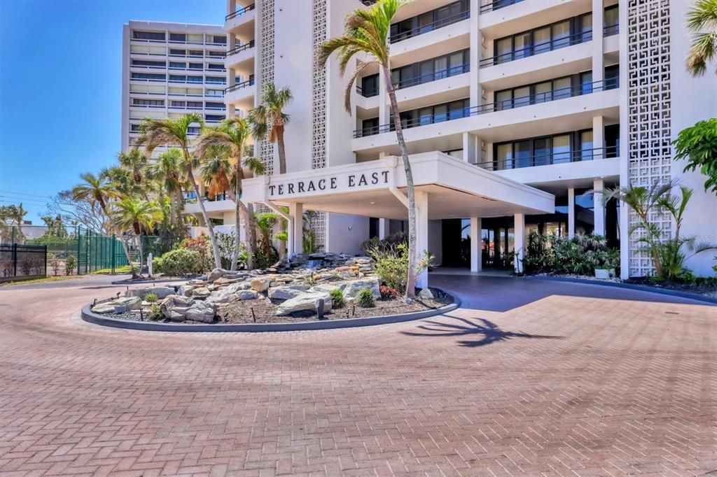 Active With Contract: $1,090,000 (2 beds, 2 baths, 1372 Square Feet)
