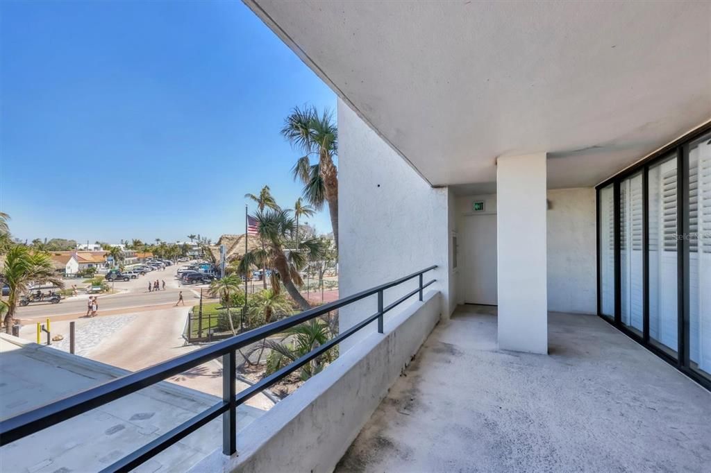 Active With Contract: $1,090,000 (2 beds, 2 baths, 1372 Square Feet)