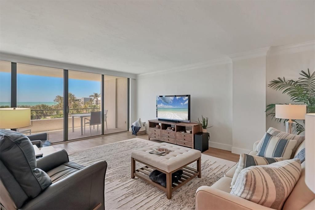 Active With Contract: $1,090,000 (2 beds, 2 baths, 1372 Square Feet)