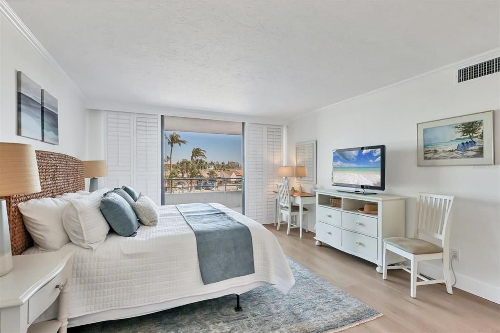 Active With Contract: $1,090,000 (2 beds, 2 baths, 1372 Square Feet)