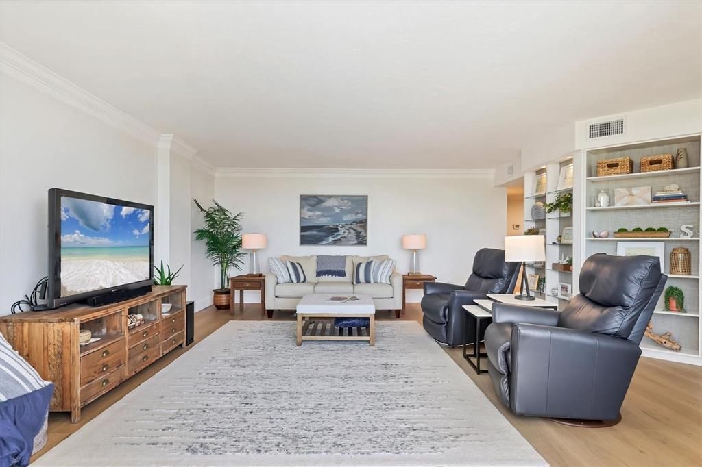 Active With Contract: $1,090,000 (2 beds, 2 baths, 1372 Square Feet)