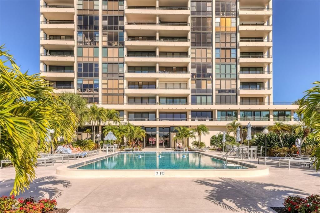 Active With Contract: $1,090,000 (2 beds, 2 baths, 1372 Square Feet)
