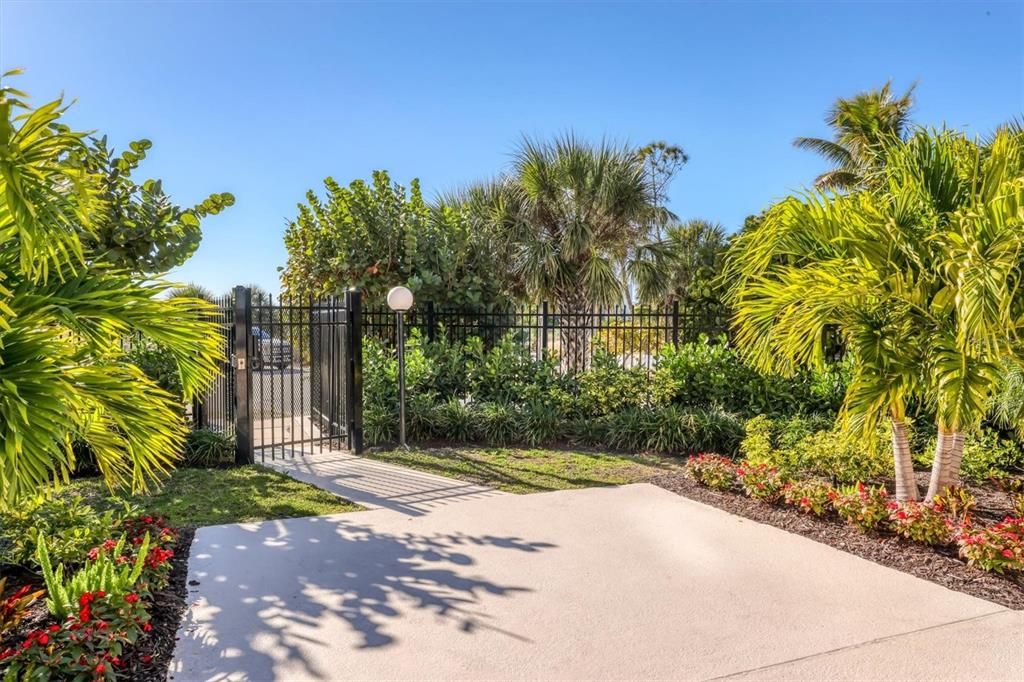 Active With Contract: $1,090,000 (2 beds, 2 baths, 1372 Square Feet)