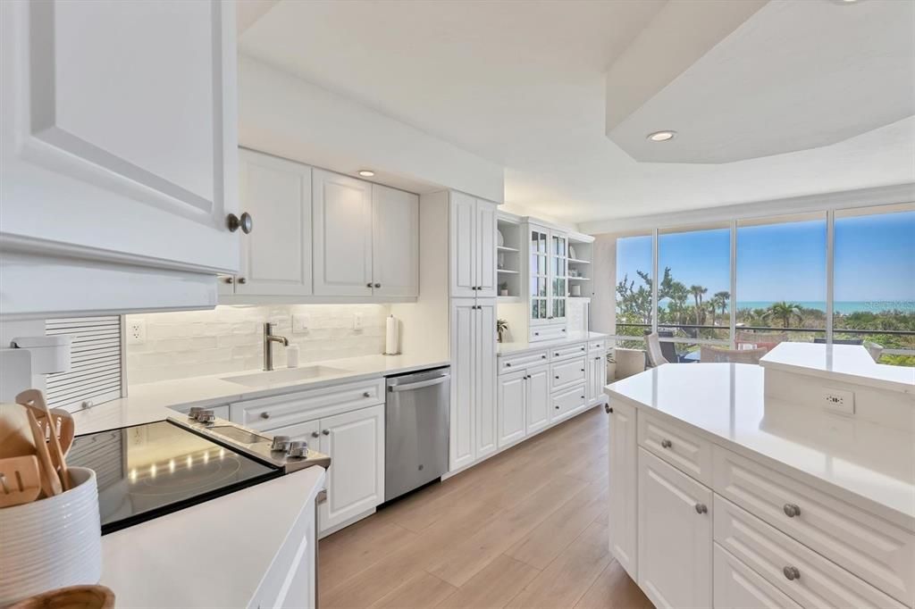 Active With Contract: $1,090,000 (2 beds, 2 baths, 1372 Square Feet)