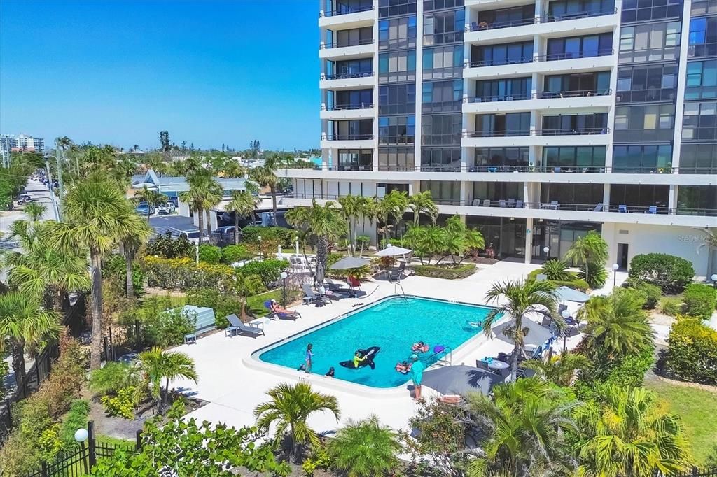 Active With Contract: $1,090,000 (2 beds, 2 baths, 1372 Square Feet)
