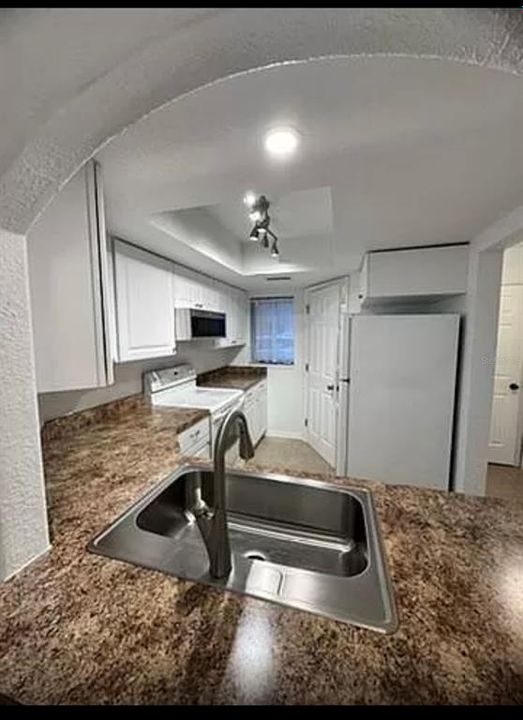 На продажу: $149,999 (2 спален, 2 ванн, 992 Квадратных фут)