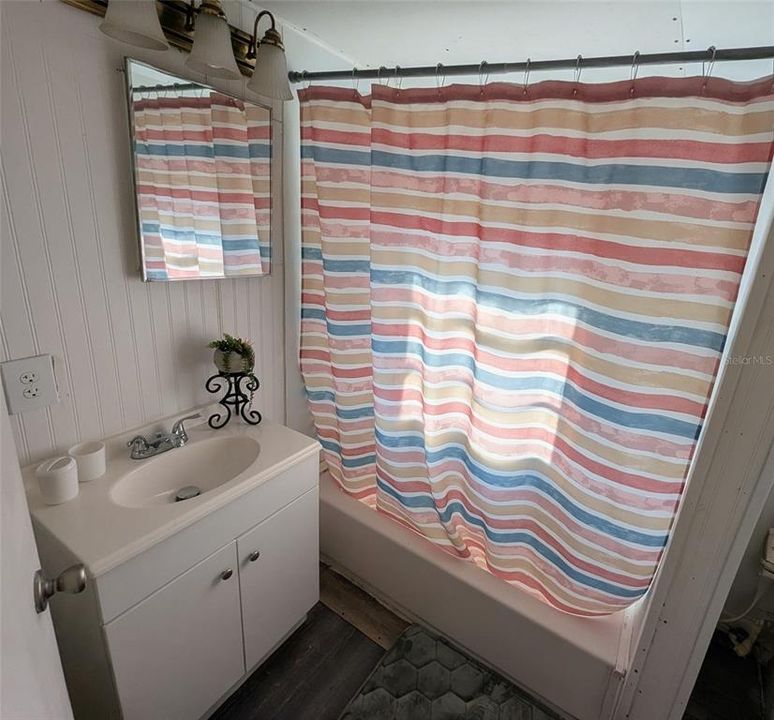 На продажу: $84,900 (2 спален, 1 ванн, 797 Квадратных фут)
