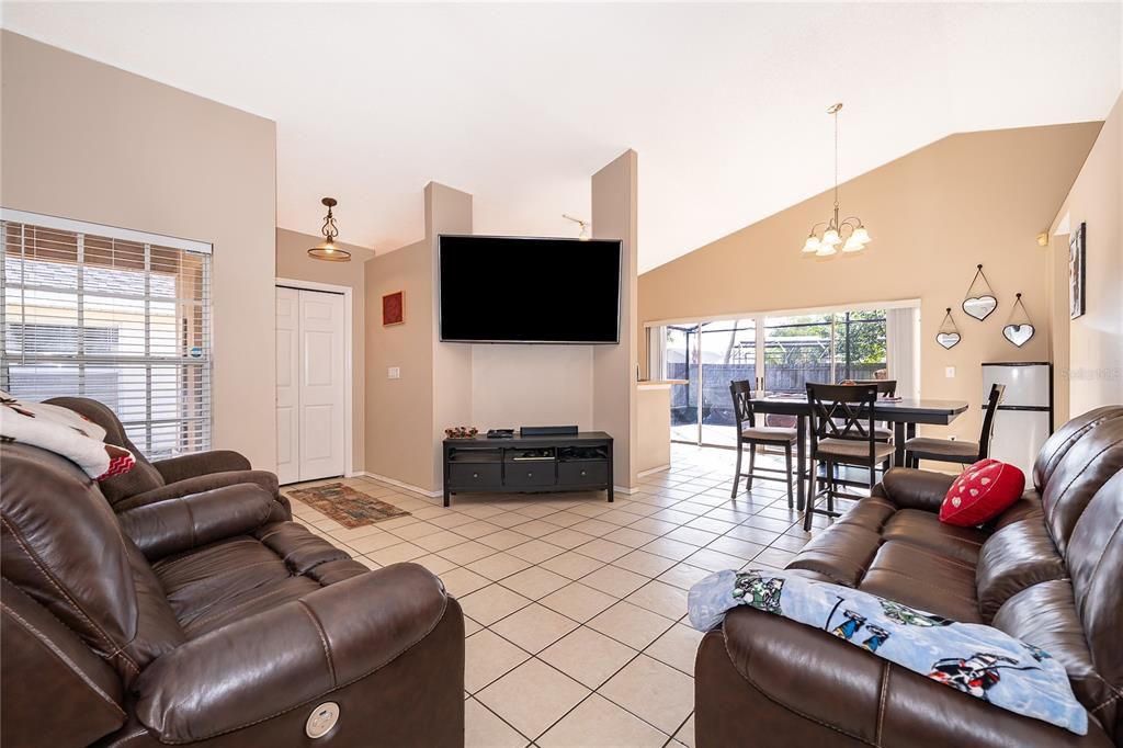 Active With Contract: $350,000 (3 beds, 2 baths, 1206 Square Feet)