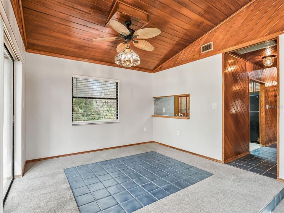 En Venta: $399,900 (2 camas, 2 baños, 1371 Pies cuadrados)