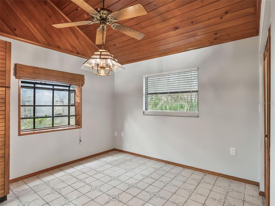 En Venta: $399,900 (2 camas, 2 baños, 1371 Pies cuadrados)