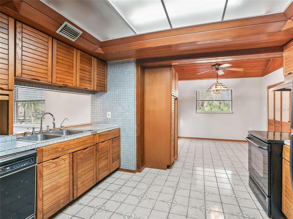 En Venta: $399,900 (2 camas, 2 baños, 1371 Pies cuadrados)