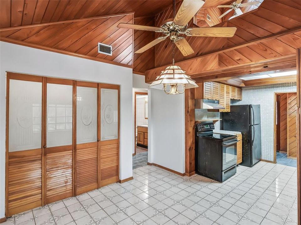 En Venta: $399,900 (2 camas, 2 baños, 1371 Pies cuadrados)