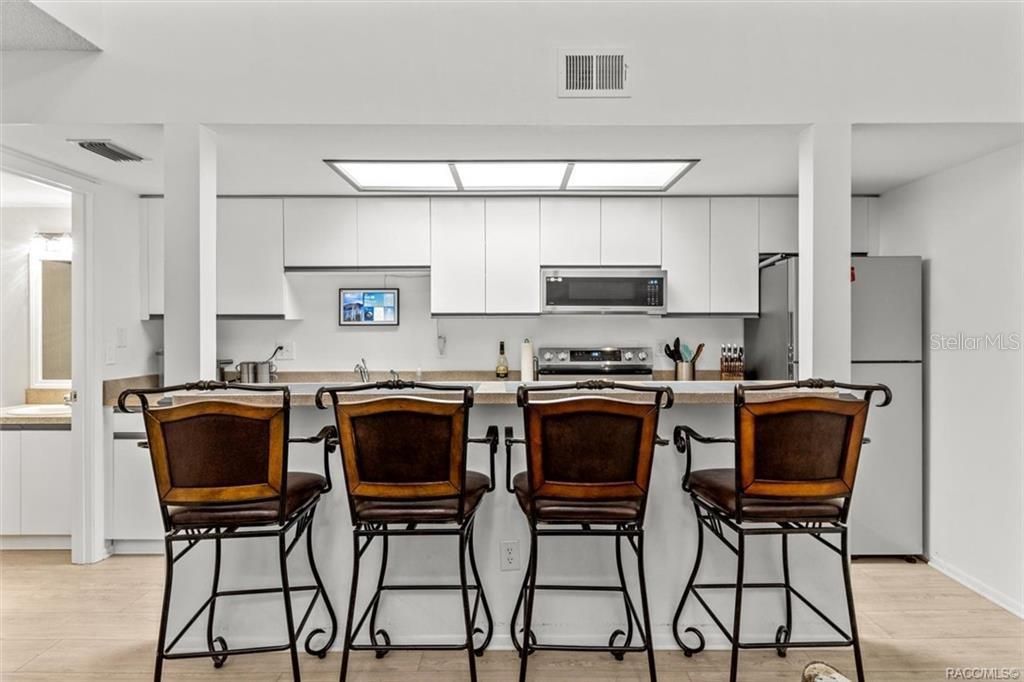 For Sale: $245,000 (2 beds, 1 baths, 730 Square Feet)