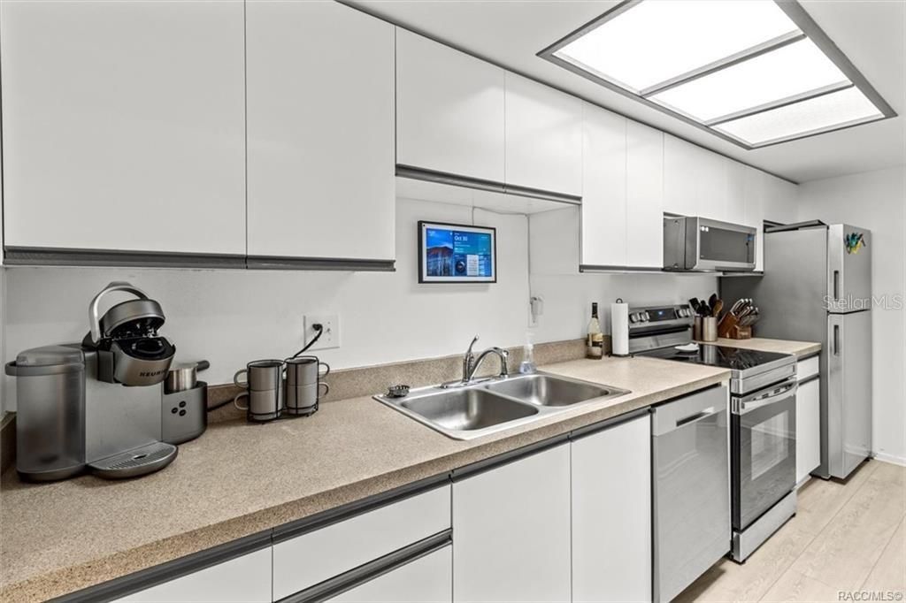 For Sale: $245,000 (2 beds, 1 baths, 730 Square Feet)