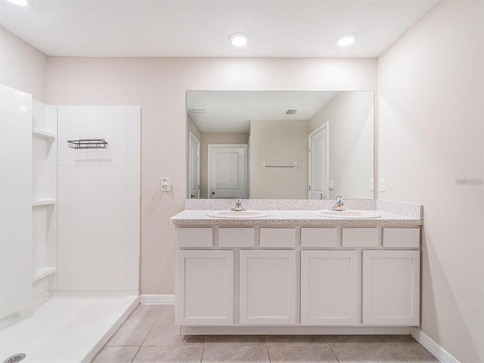 For Rent: $2,200 (4 beds, 2 baths, 1827 Square Feet)