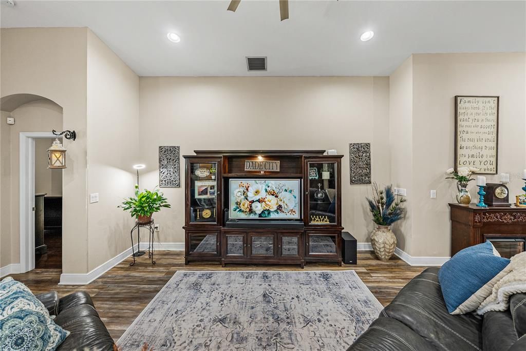 For Sale: $725,000 (4 beds, 3 baths, 2632 Square Feet)