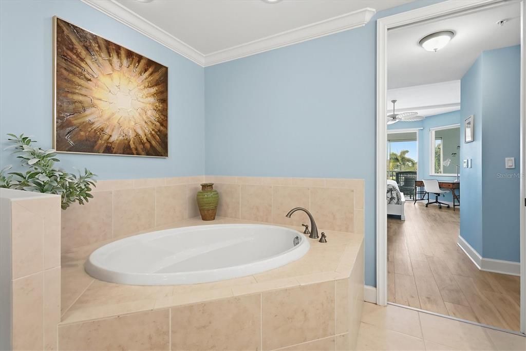 На продажу: $499,900 (2 спален, 2 ванн, 1688 Квадратных фут)