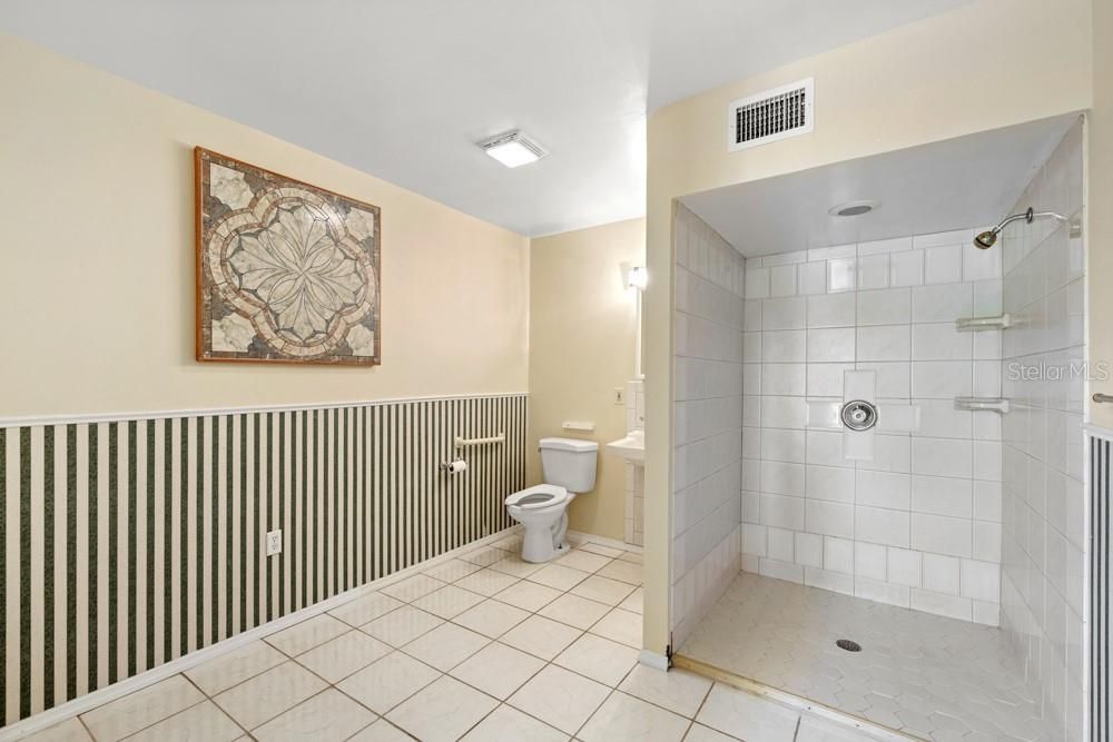 For Sale: $1,500,000 (6 beds, 5 baths, 5071 Square Feet)