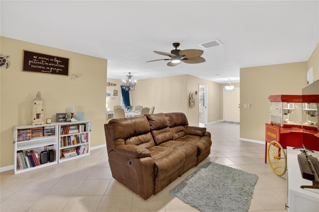 For Sale: $209,000 (2 beds, 2 baths, 1403 Square Feet)