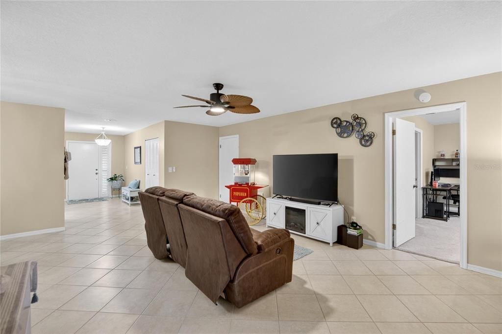 For Sale: $209,000 (2 beds, 2 baths, 1403 Square Feet)