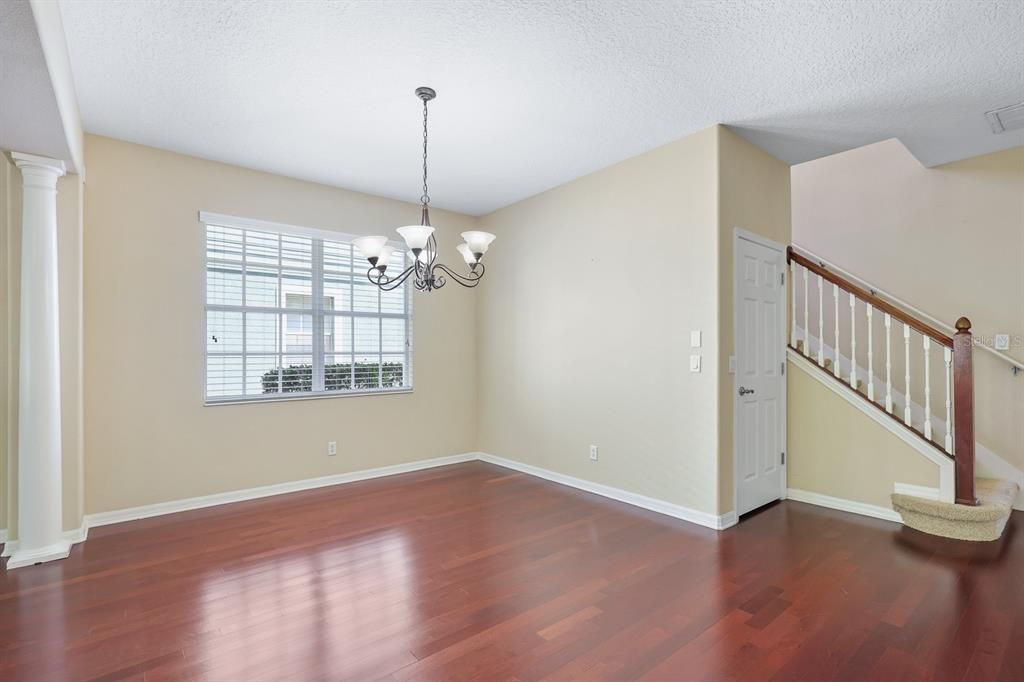 Activo con contrato: $515,000 (4 camas, 2 baños, 2895 Pies cuadrados)