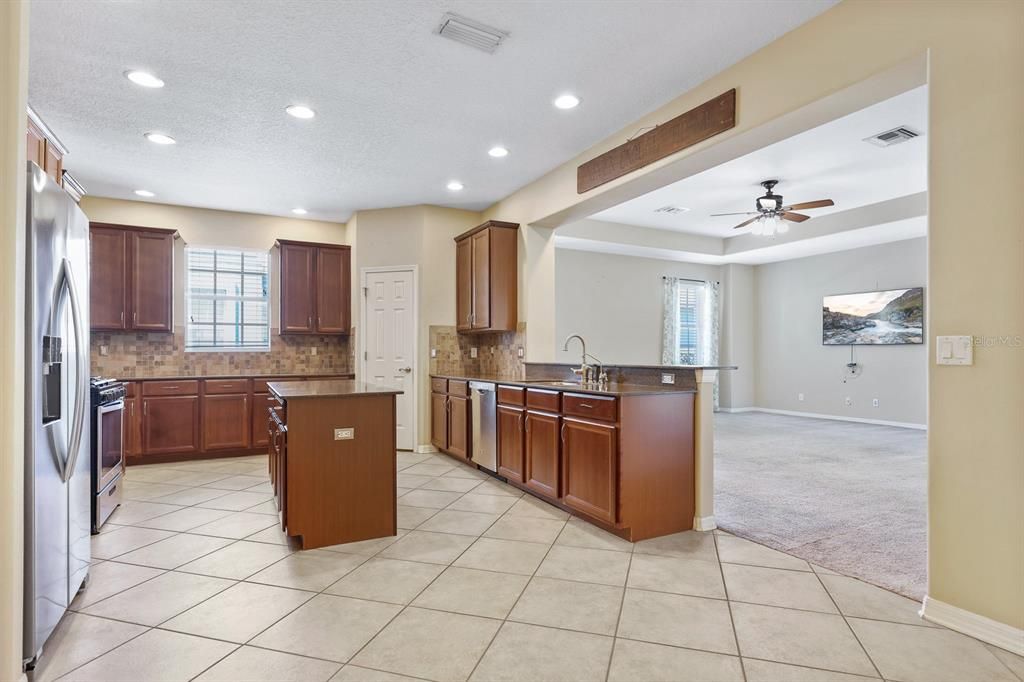 Activo con contrato: $515,000 (4 camas, 2 baños, 2895 Pies cuadrados)