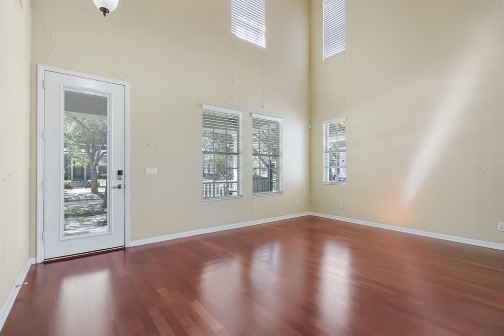 Activo con contrato: $515,000 (4 camas, 2 baños, 2895 Pies cuadrados)