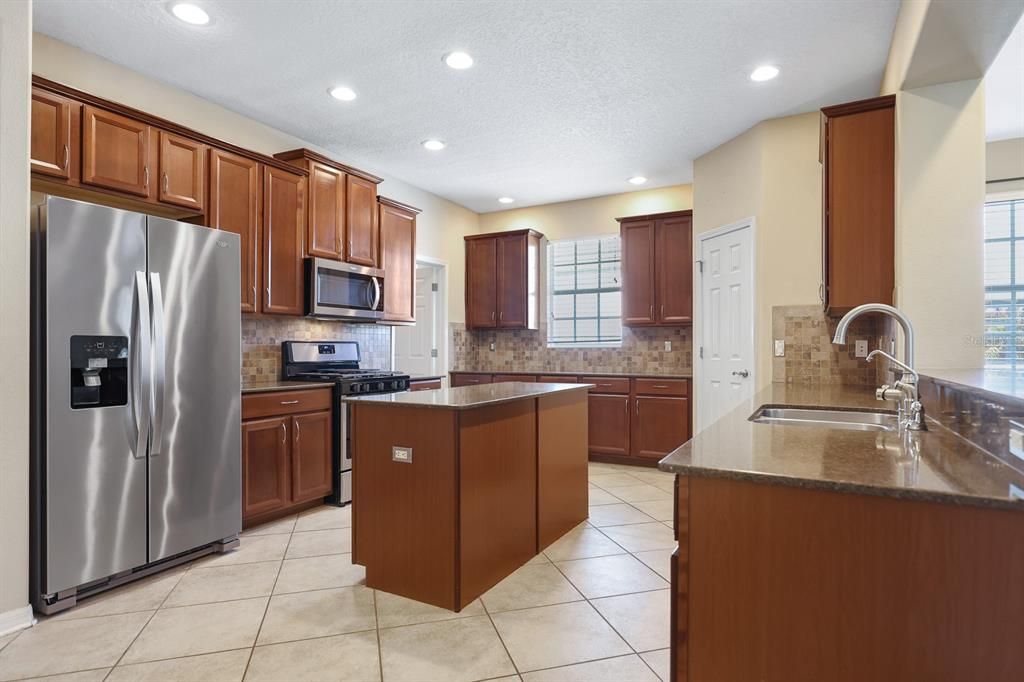 Activo con contrato: $515,000 (4 camas, 2 baños, 2895 Pies cuadrados)