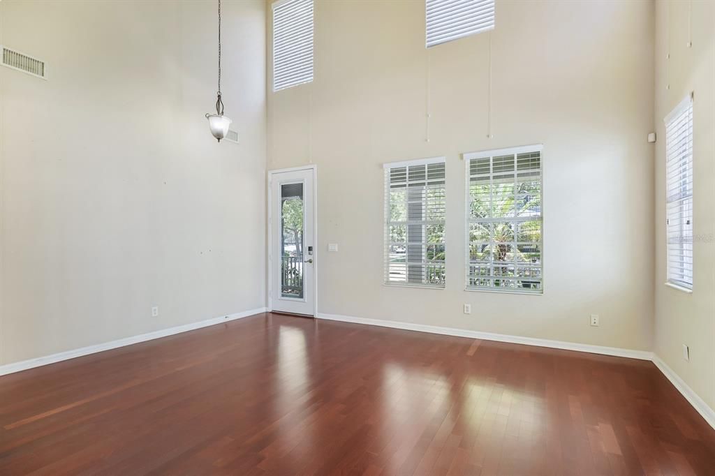Activo con contrato: $515,000 (4 camas, 2 baños, 2895 Pies cuadrados)