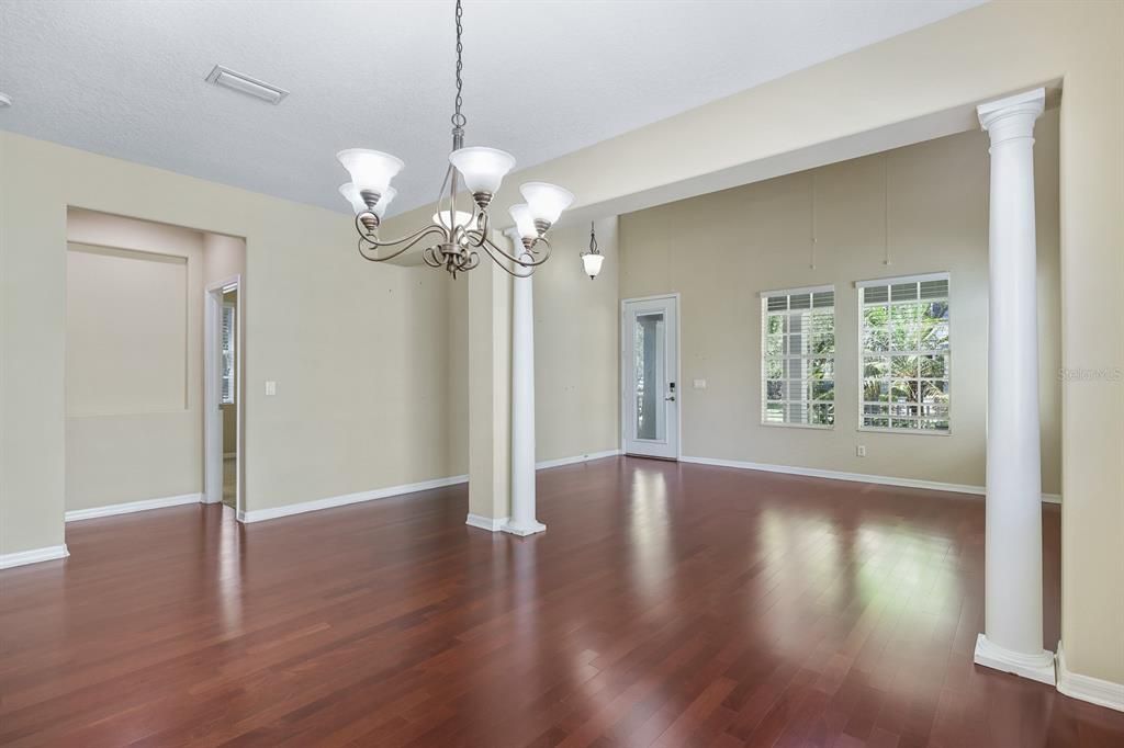 Activo con contrato: $515,000 (4 camas, 2 baños, 2895 Pies cuadrados)