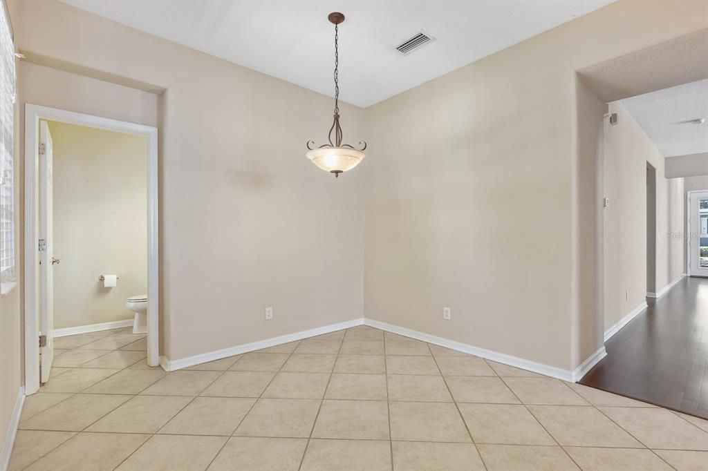 Activo con contrato: $515,000 (4 camas, 2 baños, 2895 Pies cuadrados)