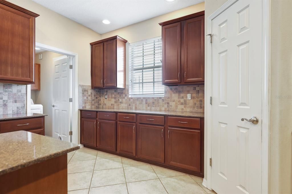 Activo con contrato: $515,000 (4 camas, 2 baños, 2895 Pies cuadrados)