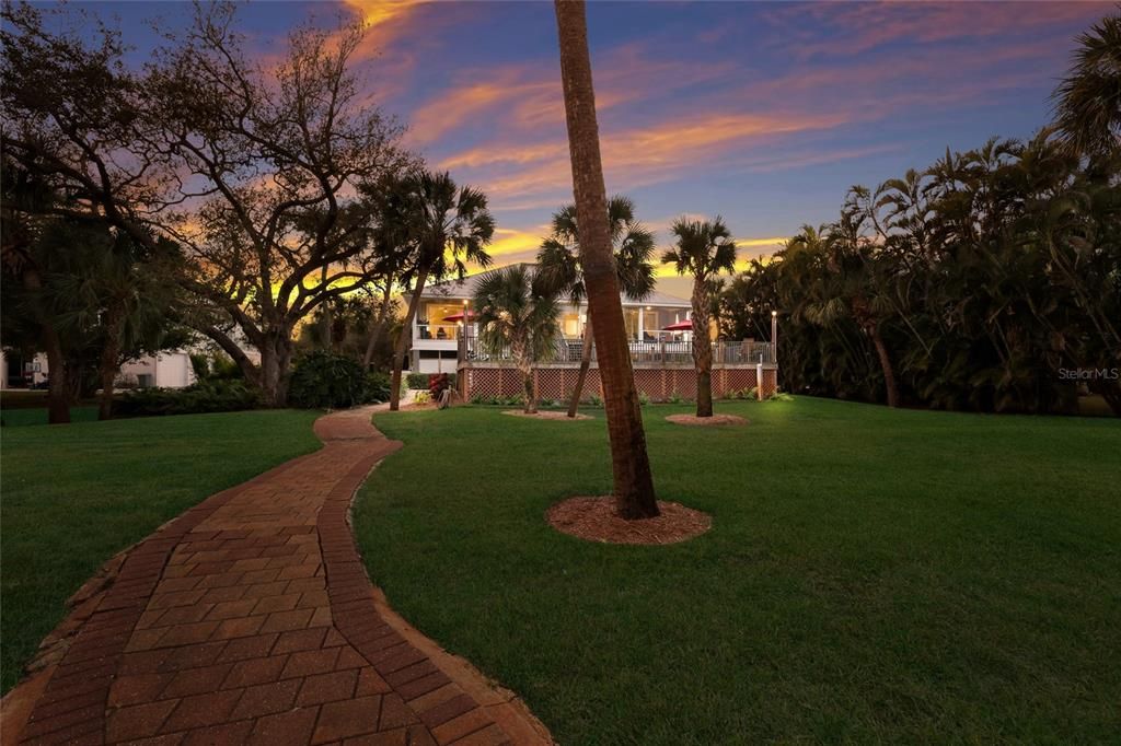 En Venta: $1,299,900 (3 camas, 2 baños, 2395 Pies cuadrados)