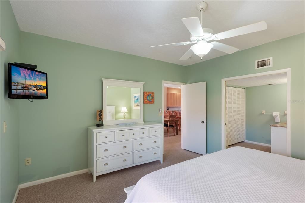For Sale: $749,900 (2 beds, 2 baths, 1154 Square Feet)