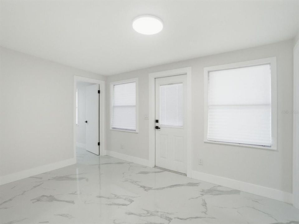 Activo con contrato: $238,000 (5 camas, 2 baños, 1400 Pies cuadrados)
