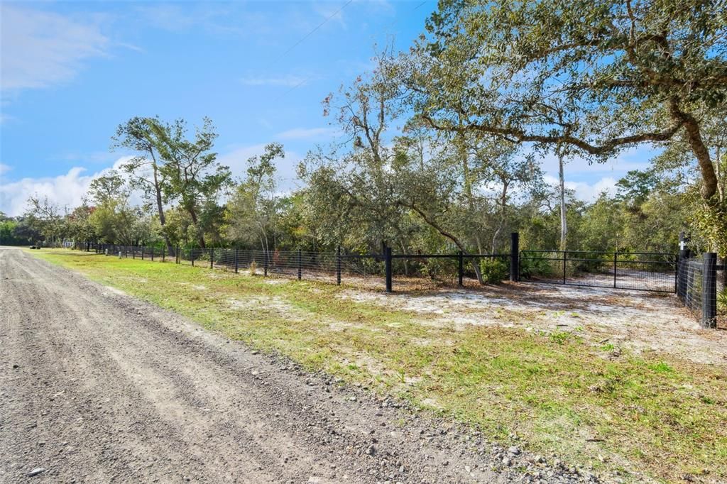 На продажу: $925,000 (4.75 acres)