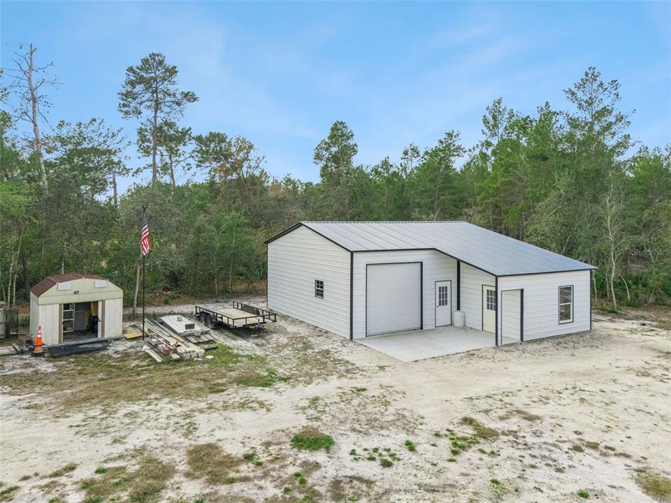 На продажу: $925,000 (4.75 acres)
