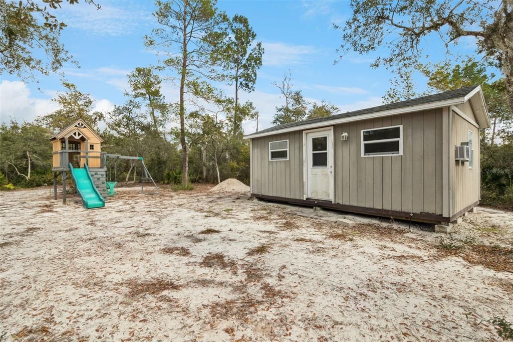 На продажу: $925,000 (4.75 acres)