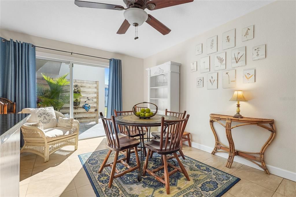 Activo con contrato: $165,500 (3 camas, 3 baños, 1408 Pies cuadrados)