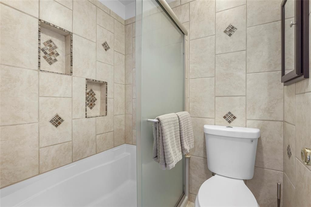 Activo con contrato: $165,500 (3 camas, 3 baños, 1408 Pies cuadrados)