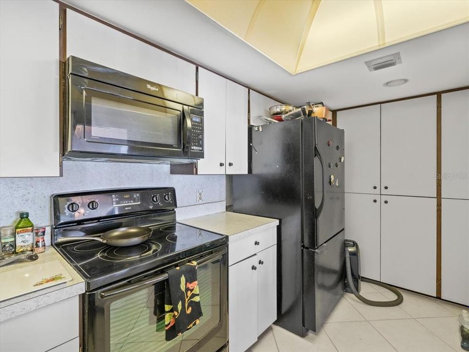 For Sale: $860,000 (3 beds, 2 baths, 1637 Square Feet)