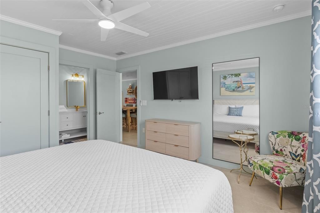 For Sale: $699,000 (2 beds, 2 baths, 978 Square Feet)