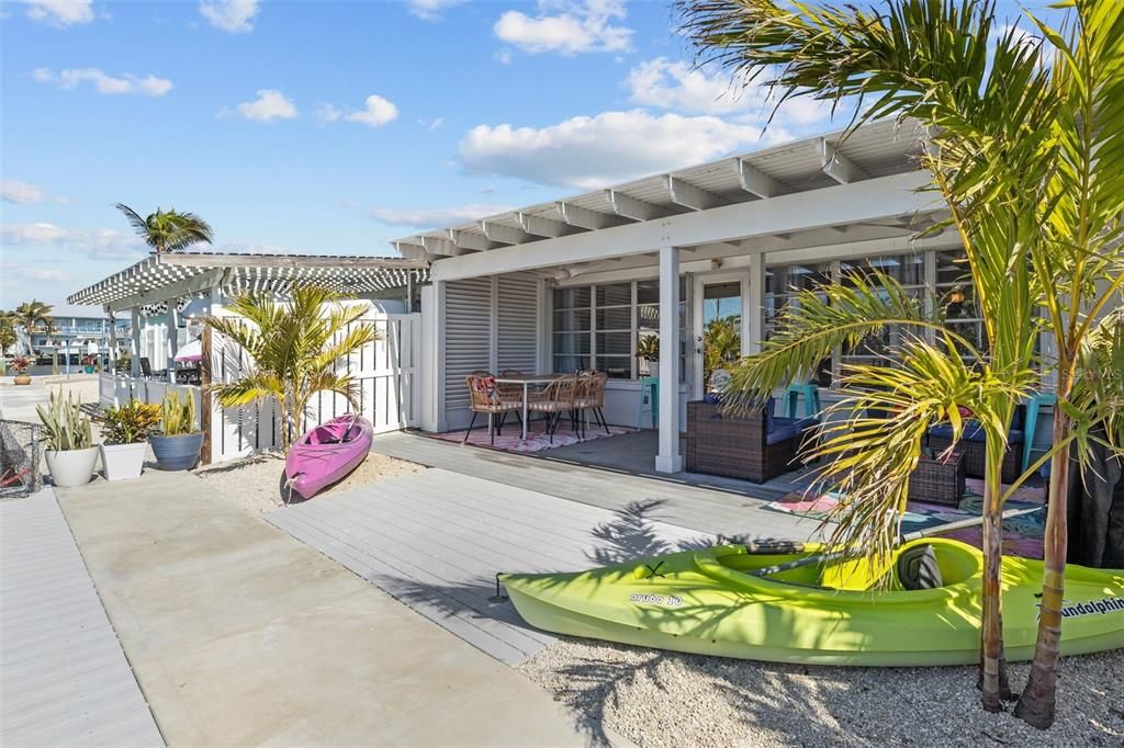 For Sale: $699,000 (2 beds, 2 baths, 978 Square Feet)