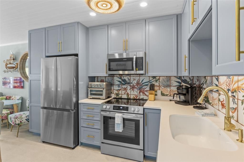 For Sale: $699,000 (2 beds, 2 baths, 978 Square Feet)