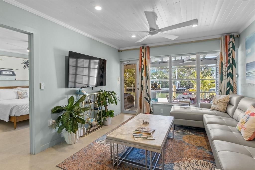 For Sale: $699,000 (2 beds, 2 baths, 978 Square Feet)