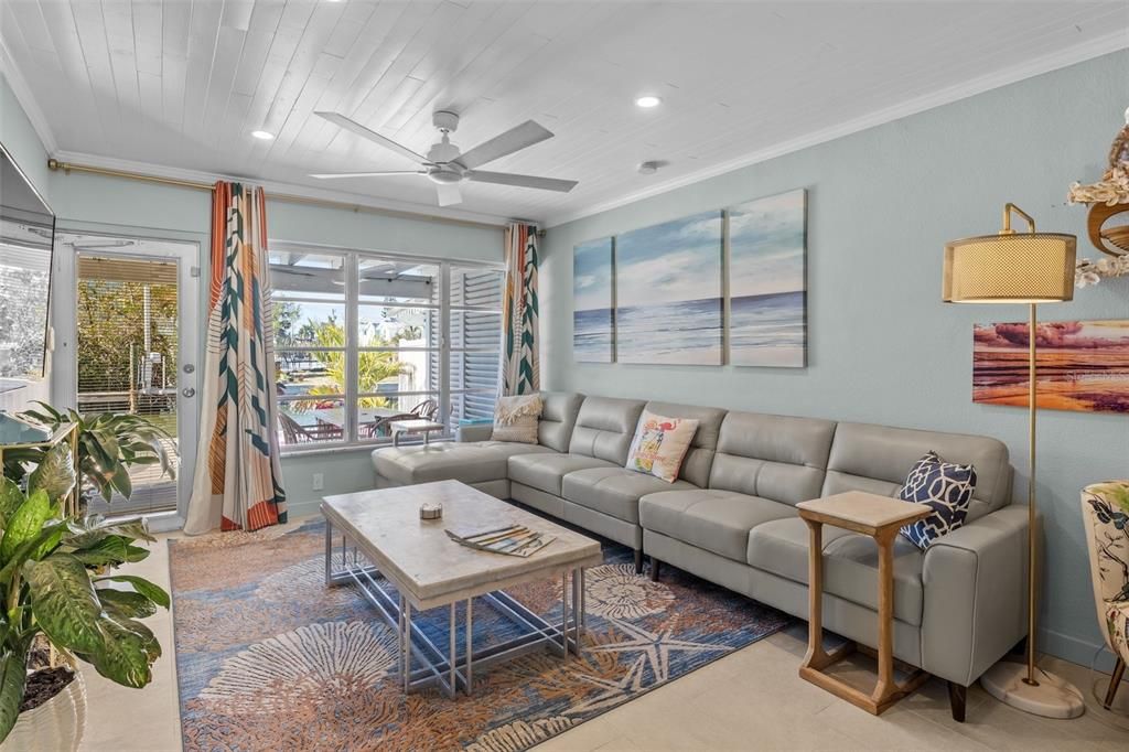 For Sale: $699,000 (2 beds, 2 baths, 978 Square Feet)
